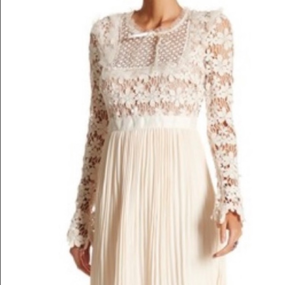 Romeo + Juliet Lace Floral Pleated Long Sleeve Dress